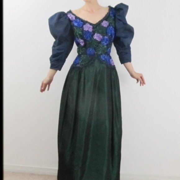 Dramatic Victor Costa for Holt Renfrew red carpet dress in emerald green taffeta - Picture 4 of 14